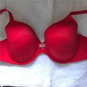 Worn twice Victoria’s Secret Body by Victoria lined perfect coverage bra. 34DD